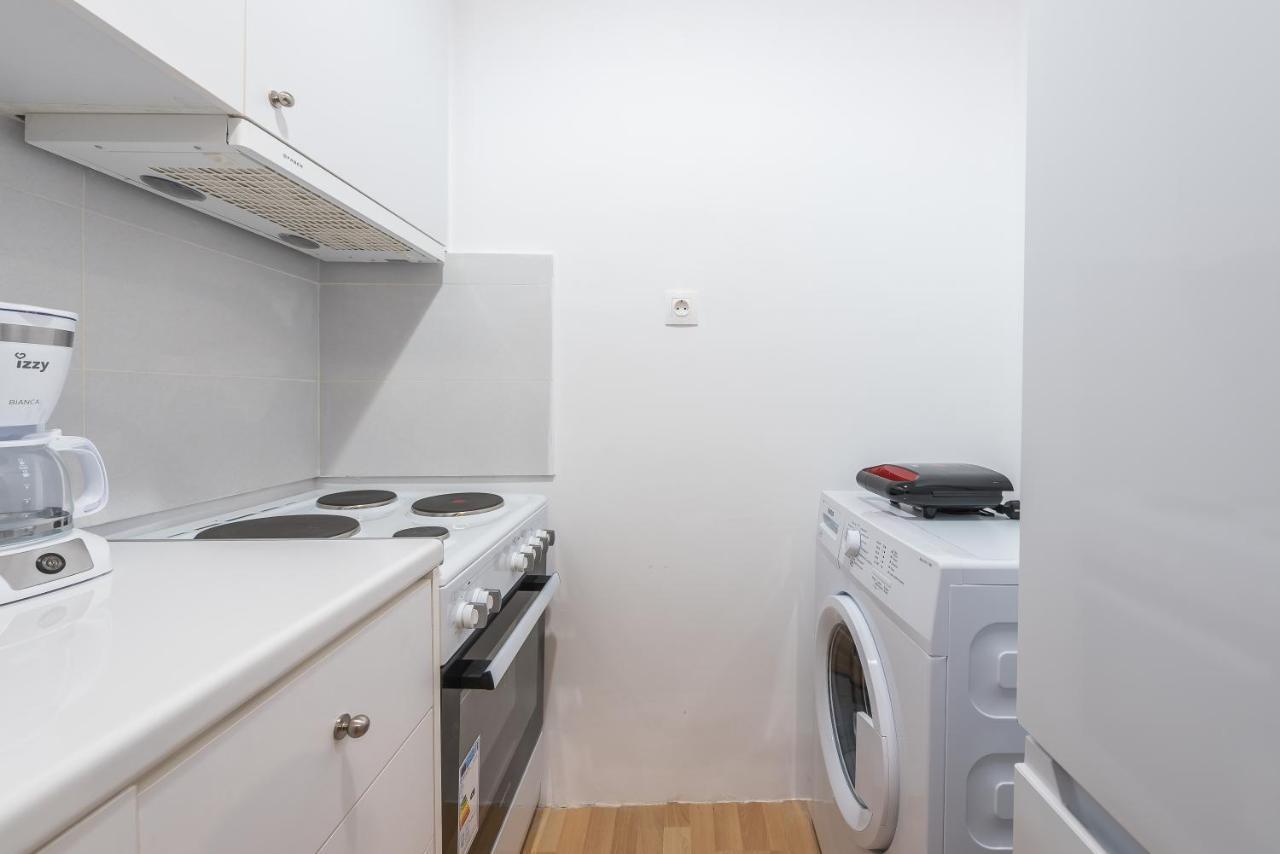 Apartment At Megaro Mousikis St Semi Basement 1Bed 2 Pers 아테네 외부 사진
