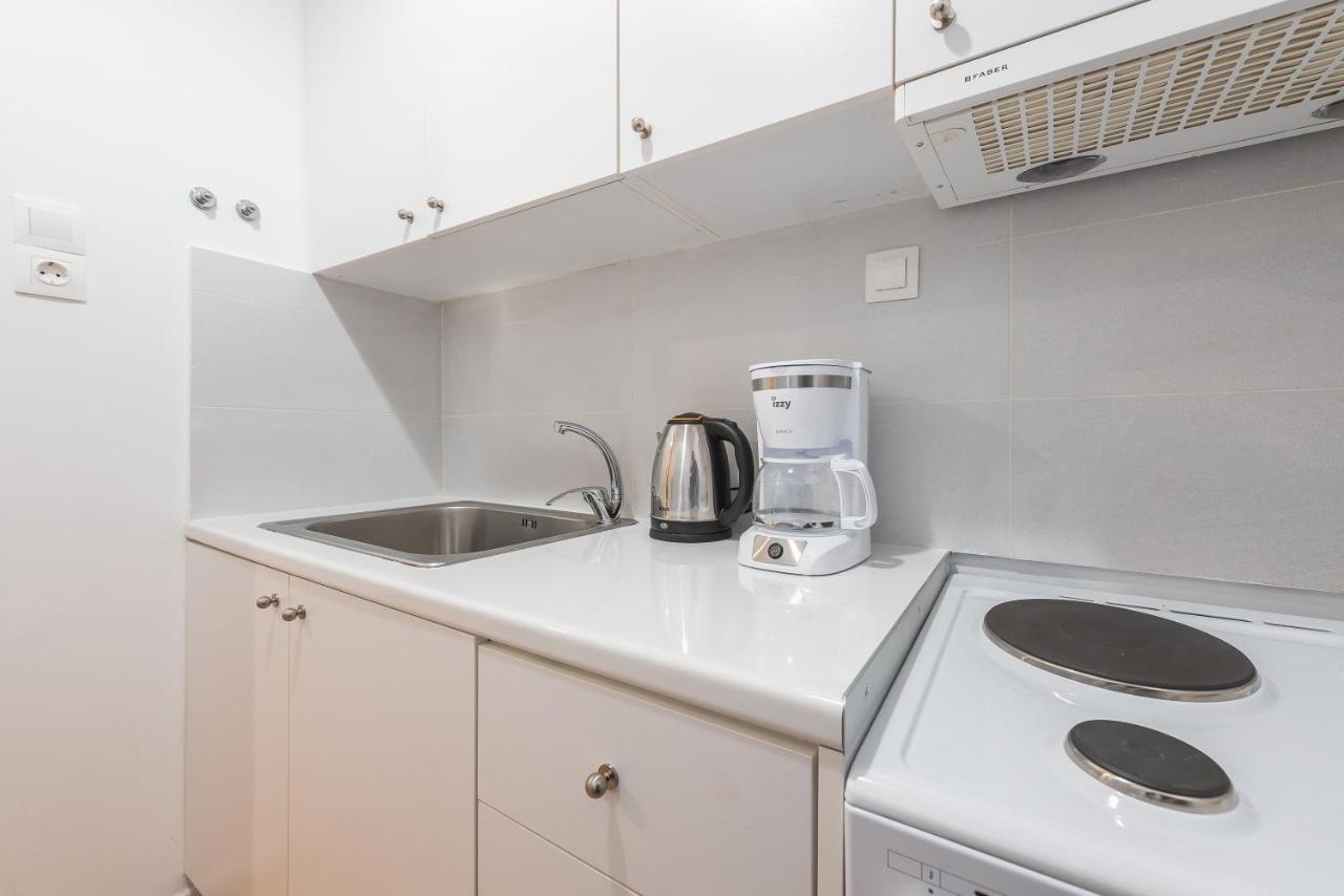 Apartment At Megaro Mousikis St Semi Basement 1Bed 2 Pers 아테네 외부 사진